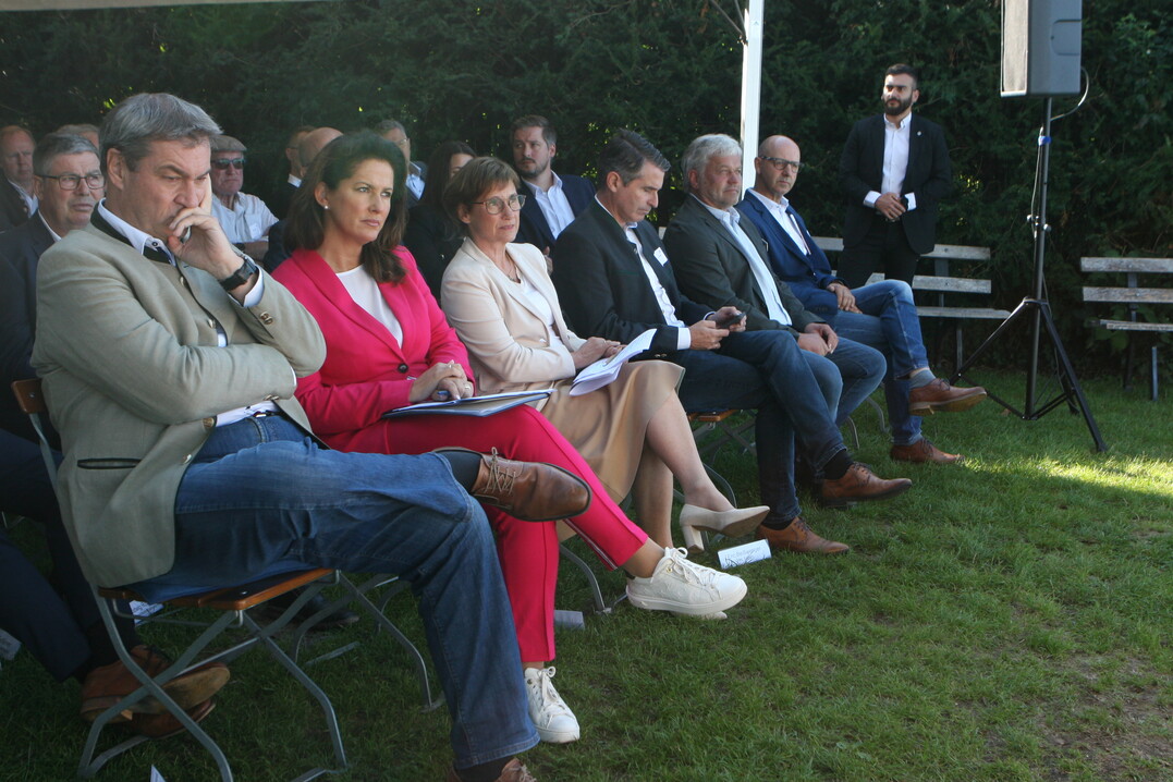 Politische Prominenz in der ersten Reihe bei der Erffnung der Apfelsaison mit dem bayerischen Ministerprsidenten Markus Sder, der bayerischen Landwirtschaftsministerin Michaela Kaniber und der Staatssekretrin Sabine Kurtz vom baden-wrttembergischen Landwirtschaftsministerium. 