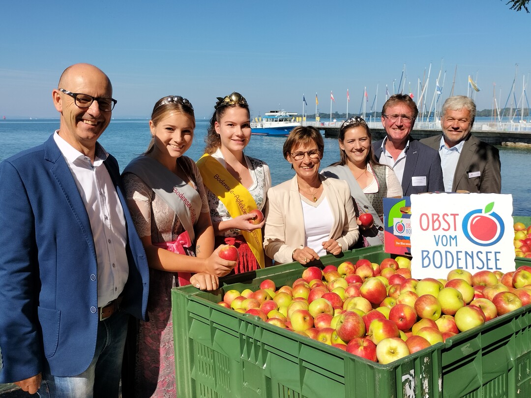 Baden-Wrttembergische Vertreter bei der Erffnung der Bodensee-Apfelsaison mit (v. l.): Obstregionsvorsitzender Erich Rhrenbach, Apfelprinzessin Mia Bentele, Apfelknigin Jasmin Eichendorfer, Staatssekretrin Sabine Kurtz, Apfelprinzessin Sina Bernhard, LVEO-Vizeprsident Hartwig Roth und Obstregionsvorsitzender Thomas Heilig. 