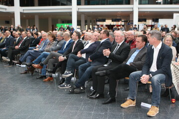 Vertreter aus Politik, Handel und Berufsstand verfolgten die Erffnung der Fruchtwelt Bodensee.