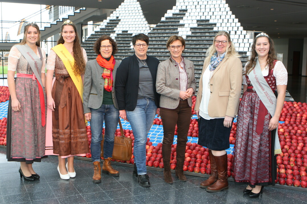Apfelhoheiten zusammen mit Landfrauen und der Staatssekretrin Sabine Kurtz.