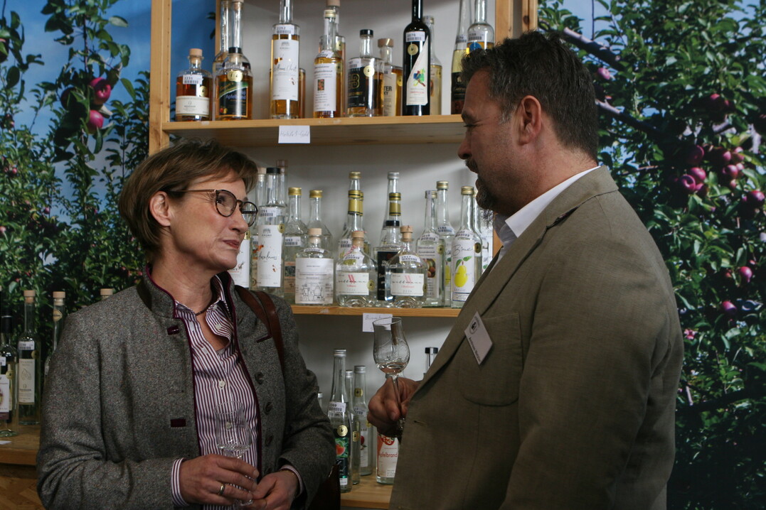 Beim Messerundgang machte die Staatssekretrin am Stand der Klein- und Obstbrenner Station und tauschte sich mit Andreas Metzler aus.