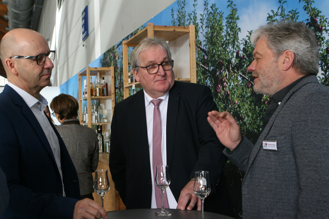 Im Austausch mit den Regionsvorsitzenden Erich Rhrenbach (l.) und Thomas Heilig (r.): Jens Stechmann, Vorsitzender der Bundesfachgruppe Obstbau.