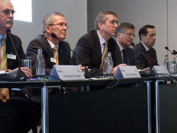  Positive Zukunftsaussichten bescheinigten die Macher der EuroTier den Milchvieh- und Schweinehaltern hierzulande (v.l.n.r.): Friedrich Rach, DLG-Pressereferent, Dr. Karl Schlsser, DLG-Projektleiter EuroTier, Dr. Reinhard Grandke, DLG-Hauptgeschftsfhrer, Dr. Hans-Joachim Gtz, Prsident des Bundesverbandes praktizierender Tierrzte und Thorsten Herdan, Geschftsfhrer des Verbands Deutscher Maschinen und Anlagenbau. Foto: Ast