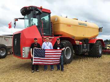 Produktmanager Bernd Fuchs (v.l.) stellt den Terra Variant gemeinsam mit Jake Maurer, dem Geschftsfhrer von Holmer Americas und Vertriebsleiter Jrgen Eifler auf der North American Manure EXPO den Farmern und Lohnunternehmern vor.