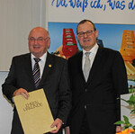 Ehrung: BWGV-Präsident Roman Glaser verlieh Fritz Fallscheer (l.) für dessen Verdienste die Ehrennadel in Gold vom Deutschen Raiffeisenverband.