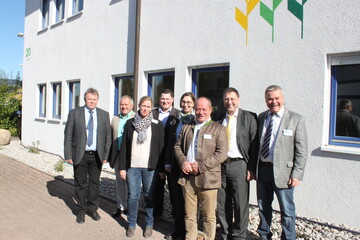 Freuen sich ber die neue Geschftsstelle in Bondorf, die Vorsitzenden und Geschftsfhrer der vier Bauernverbnde, von links: Gerhard Fassnacht, Friedrich Grohans, Mirjam Schumacher, Tobias Briem, Sabine Drppel, Andreas Kindler, Horst Wenk und Karl-Friedrich Gnther.