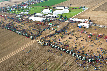 Erffnung des Fendt Feldtages Wadenbrunn mit der berhmten Traktorenparade.
