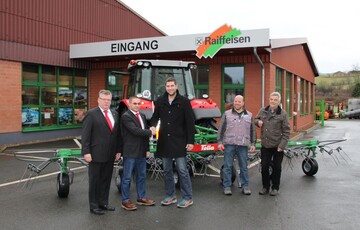 Hocherfreut nimmt Sven Wissemann seinen Gewinn entgegen, von l. nach r.: Erhard Klamer, Fella Vertriebsleiter Deutschland, und Ortwin Landsiedel, Fella-Gebietsleiter Hessen, der Sieger Sven Wissemann, Bernd Pohlmann vom RWZ Technik-Center Frankenberg sowie Norbert Wissemann, der Vater des Gewinners.