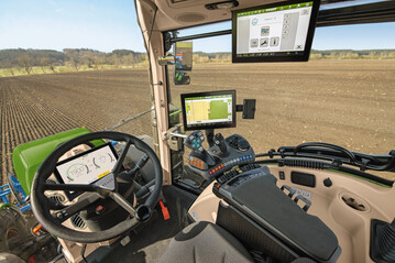 Der Fendt 300 Vario Profi+ (ehemals ProfiPlus) verfgt serienmig ber Fendt Guide (ehemals VarioGuide).