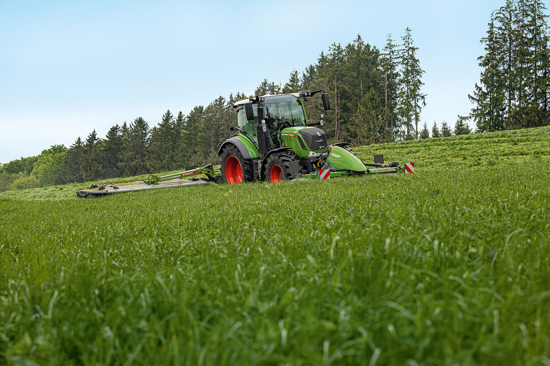 Im Traktorenbereich kommt mit dem 314 Vario ein neues Topmodell für die Baureihe, das über das neuartige Mehrleistungskonzept DynamicPerformance verfügt.
