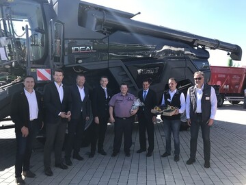 Gruppenbild mit Mhdrescher (v. l.): Rudolf Setzer (Werkbeauftragter Fendt Erntetechnik fr die Region Ostbayern und Sachsen), Marcus Pllinger (Vorstandsmitglied BayWa AG), Tilo Drfler (BayWa Technik Regionalleiter Sachsen West), Reinhold Bichle (Spartengeschftsfhrer Technik Sachsen), Christopher Nauke (Lohnunternehmer), Oliver Hofmeister (Leiter BayWa Geschftsbereich Agrartechnik), Paul Schrder (Verkufer BayWa), Manfred Prbstle (Regionalvertriebsleiter Fendt Sddeutschland).
