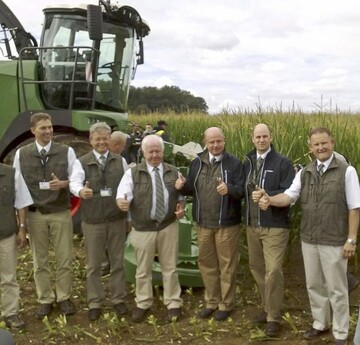 Voller Stolz prsentiert das AGCO-Management den ersten Fendt Feldhcksler. Dessen Name Katana leitet sich von einem japanischen Samuraischwert ab.