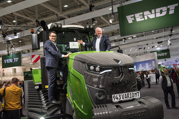 ber die Auszeichnung "Maschine des Jahres 2018" in der Kategorie "Traktoren XXL" freuen sich Roland Schmidt, Vice President Fendt Marketing und Peter-Josef Paffen, Vice President und Vorsitzender der Fendt Geschftsfhrung (v.l.)