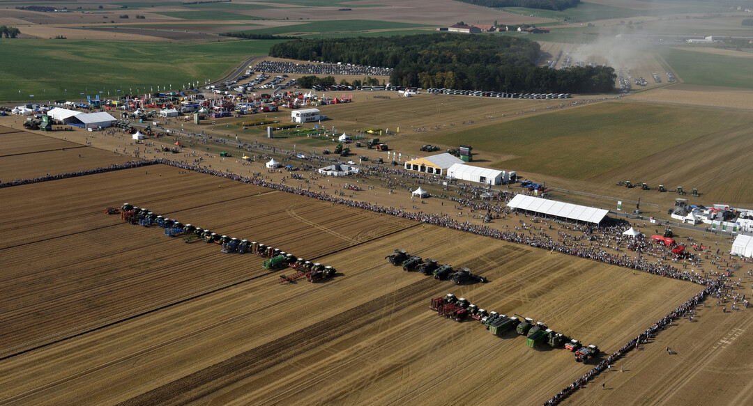 Die große Fendt Maschinenparade eröffnete den Feldtag 2018.