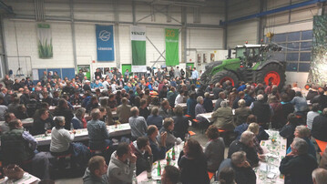 Zahlreiche Besucher verfolgten bei einer Großveranstaltung in der ZG-Niederlassung in Haltingen die Einführung des Fendt Vario 1000.