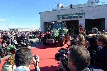 Symbolischer Roll-out des neuen Vario 500 aus der neuen Traktorenfertigung in Marktoberdorf.