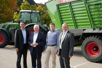 Besuch des Standortes Waldstetten am 28.09.2017 (v. l.): Marc Matthus (Vice President & General Manager Global Green Harvesting), Peter-Josef Paffen (Vorsitzender der AGCO/Fendt Geschftsfhrung), Karsten Schulz (Werkleiter Waldstetten) und Michael Kusch (Brgermeister Waldstetten).