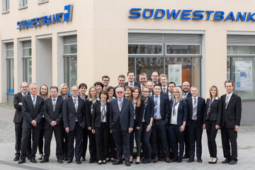 Gerhard Loser, Marktbereichsleiter der Region Bodensee-Oberschwaben und Filialleiter der Sdwestbank in Ravensburg (rechts auen), freut sich mit seinem Team ber den Sieg beim neuen DIN-Bankentest.