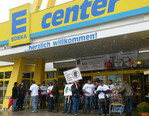 Porteste der Waldbesitzer vor Filialen der Einzelhandelskette Edeka in Hamburg, Gießen, Regensburg und München.