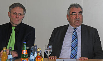 Udo Folgart, DBV-Vize- und Milchprsident, stand dem LBV-Milchausschuss am 6. Mrz in Denkendorf Rede und Antwort. Die Diskussion leitete der Vorsitzende des Ausschusses LBV-Vizeprsident Gerhard Glaser (links).