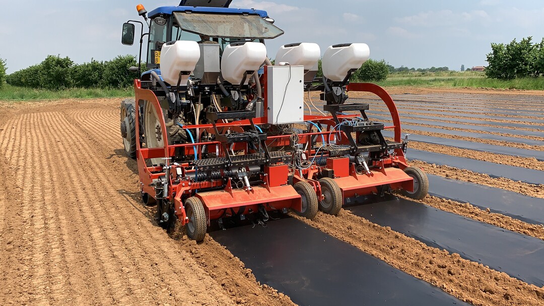 Bei vielen Systemen werden die Folien durch die Saatgutablage mit Stempelsaatmaschine oder kurz danach mit mechanischen Elementen gestanzt. So knnen die Jungpflanzen die Folie spter durchbrechen, ohne sie zu zerreienMit dem ModulaJet-System stellt Forigo Roter Italia SRL nun eine innovative Technik zur Saatgutablage in diesen Foliensystemen vor. Die Saatkrner werden hierbei pneumatisch vereinzelt, in einem Luftstrom beschleunigt und von oben durch die bereits ausgelegte Folie hindurch in den Boden befrdert. So entsteht exakt ber dem Saatkorn ein sehr kleines Loch in der Folie und aufgrund der geringen Lochgre knnen sich kaum Unkruter entwickeln.