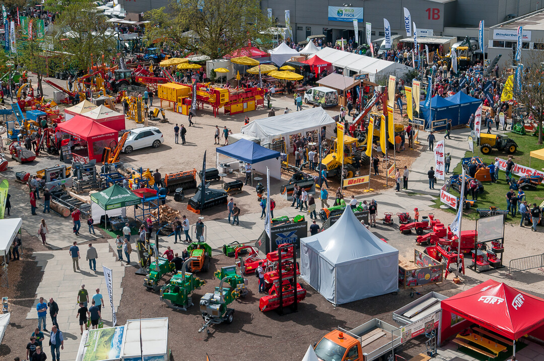 Treffpunkt Forst live: Täglich vom
31. März bis 2. April von 9 bis 17.30
Uhr zieht es jede Menge Besucher
auf die Messe nach Offenburg. Die professionellen Maschinenvorführungen
im Freigelände sind ein
Publikumsmagnet.