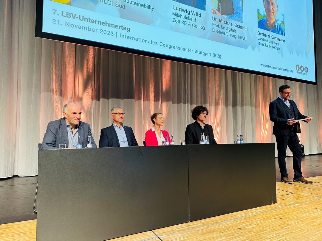 Im Forum II sprachen (v.l.) Landwirt Gerhard Kmmerer aus dem Main-Tauber-Kreis; Ludwig Wild, Milcheinkauf Zott SE&Co. KG.; Dr. Julia Adou, Direktor Sustainibility ALDI Sd und Prof. Michael Schmid, Hochschule Nrtingen mit Moderator und BWagrar-Chefredakteur Guido Krisam. 