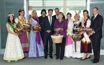 Apfelkabinett: Sechs Apfel- und Bluetenkoeniginnen ueberreichten Bundeskanzlerin Merkel und ihren Ministern traditionell Apfelkörbe vor der Kabinettssitzung. V. l.: Landwirtschaftsministerin Ilse Aigner, Wirtschaftsminister Philipp Rösler, Generalsekretär des deutschen Raiffeisenverbandes Dr. Henning Ehlers, Bundeskanzlerion Angela Merkel und DRV-Abteilungsleiter Dr. Christian Weseloh.