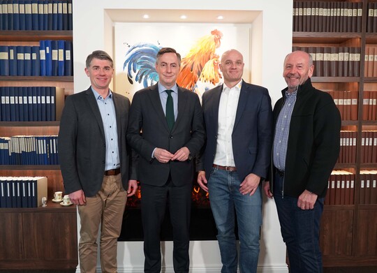Der Europaabgeordnete David McAllister (im Bild: 2. v.l.) besuchte die Legehennenbrterei LOHMANN DEUTSCHLAND.