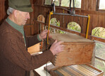 Josef Hacker an seiner selbstgebauten Hebevorrichtung für Bienenkästen