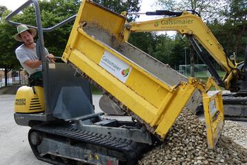 Mini-Dumper und Schubkarre erleichtern den Beschftigten der Firma Gaissmaier GartenLandschaft aus Freising die Arbeit erheblich.