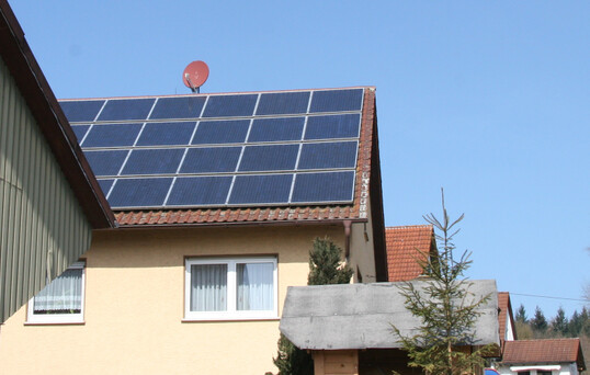 Steuerfreiheit f�r kleine PV-Anlagen: Durch eine Regelung im Jahressteuergesetz 2022 entf�llt r�ckwirkend ab 1. Januar 2022 die Beitragspflicht zur Kranken- und Pflegeversicherung. Die Krankenkassen erstatten zu viel gezahlte Beitr�ge.