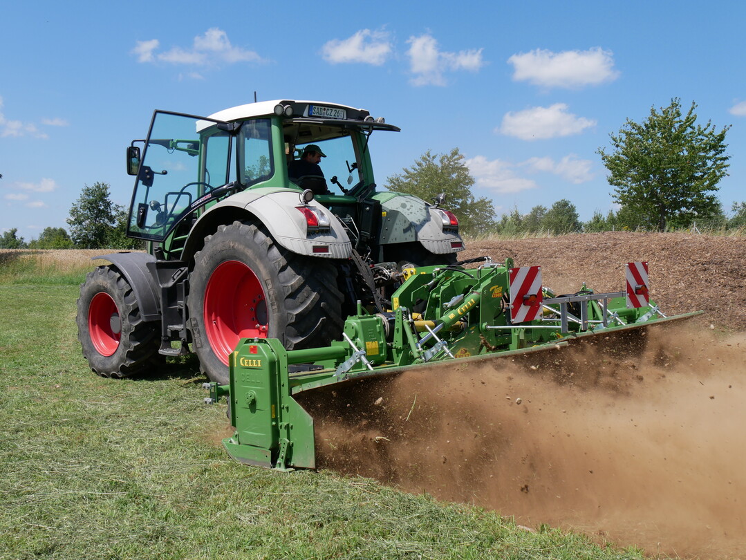Der Deckel der Hackfr�se bleibt in der Regel offen. So wird das abgesch�lte Material aufgewirbelt und es verbleibt organisches Grobmaterial.