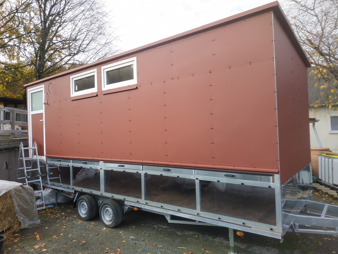 Beispiel eines gelungenen Eigenbaus auf Basis eines seriellen PKW-H�ngers. Gro�er Vorteil ist, dass diese L�sung beliebig reproduziert werden kann, da das Chassis �genormt� ist. Spannend ist, ob auch eine vern�nftige Einstiegshilfe konstruiert wird und die Hennen den Raum unter dem Stall nicht als alternative Schlafpl�tze und zum Verlegen von Eiern nutzen. Kommt es dazu, hat man ein Problem wegen der schlechten Zug�nglichkeit.