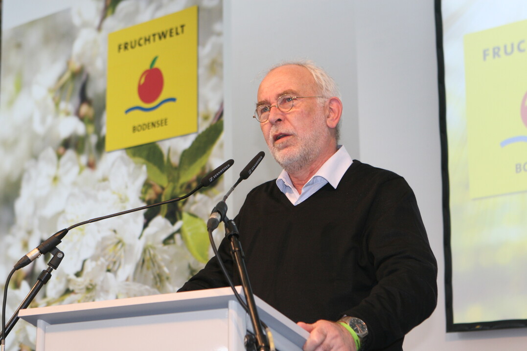 Dr. Willi Kremer-Schillings ist als bloggender Bauer Willi bekannt. Auf der Fruchtwelt Bodensee pldierte er in seinem Vortrag fr mehr ffentlichkeitsarbeit der Landwirte. 