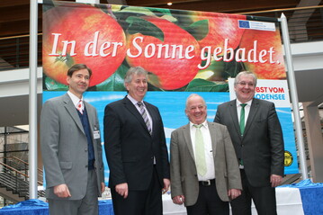 Trotz schlechtem wirtschaftlichen Umfeld freut sich die Branche auf der Messe Fruchtwelt Bodensee, gibt sie doch Gelegenheit, die Strken des heimischen Obstbaus zu prsentieren: (v.l.) MaBo-Geschftsfhrer Dr. Egon Treyer, Helwig Schwartau von der AMI, Obstregons-Vorsitzender Helmut Jger und Jens Stechmann, Vorsitzender des Bundesausschusses Obst und Gemse. 