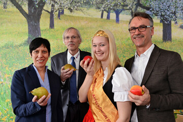 Die ReferentePressekonferenz zur Fruchtwelt Bodensee mit (v. l.) Projektleiterin Petra Rathgeber, Obstregions-Geschftsfhrer Eugen Setz, Apfelknigin Jennifer Kreinacker und dem Tettnanger Maschinenring-Geschftsfhrer Hubert Hengge. ubert Hengge, 