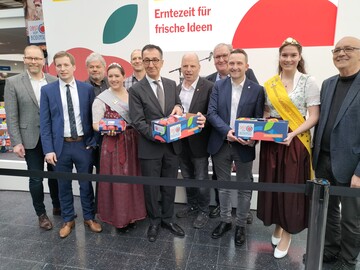Bundeslandwirtschaftsminister Cem zdemir bei seinem Besuch auf der Fruchtwelt Bodensee mit den Apfelhoheiten und Vertretern aus Berufsstand und Politik.