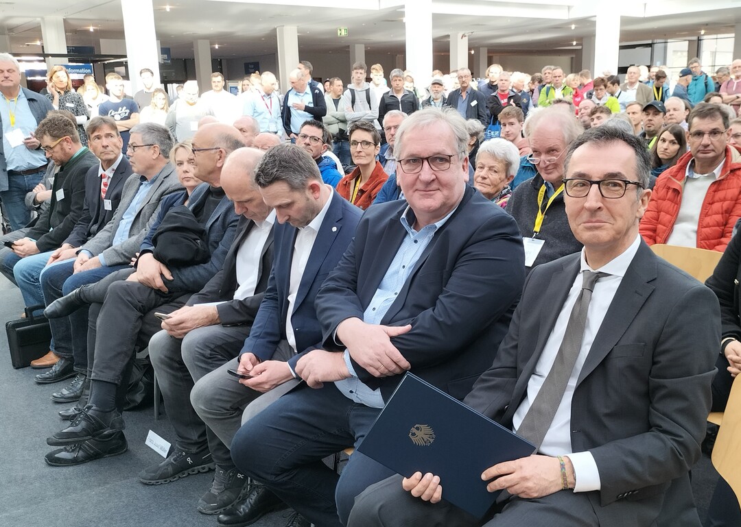 Bundeslandwirtschaftsminister Cem zdemir und Jens Stechmann, Vorsitzender der Bundesfachgruppe Obstbau.