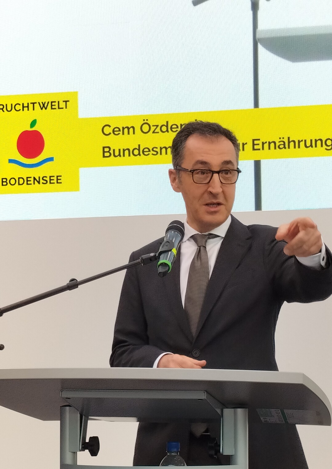 Bundeslandwirtschaftsminister zdemir bei seiner Ansprache auf der Fruchtwelt Bodensee. Um die Herausforderungen fr den Obstbau zu stemmen, pldierte er fr eine gute Zusammenarbeit von Praxis, Wissenschaft und Politik. 