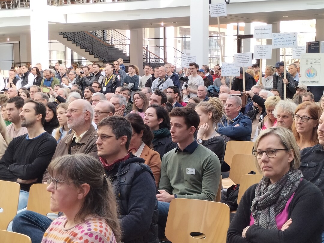 Stummer Protest: Ein massives Polizeiaufgebot begleitete den Besuch des Ministers. Doch er erwies sich als unntig. Lediglich knapp ein Dutzend Protestierende streckten Schilder in die Hhe, ansonsten blieb alles friedlich. 