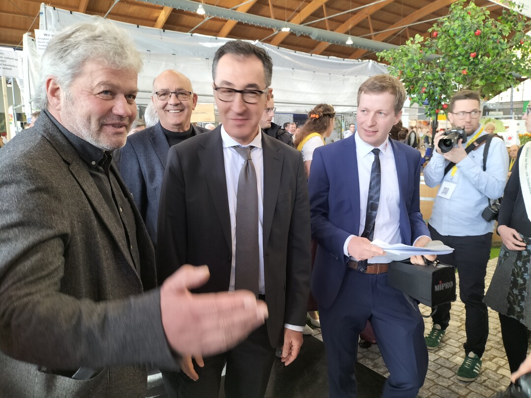 Thomas Heilig (l.), Vorsitzender der Obstregion Bodensee, und Geschftsfhrer Andreas Ganal (r.) begleiteten den Minister bei seinem Messerundgang. 