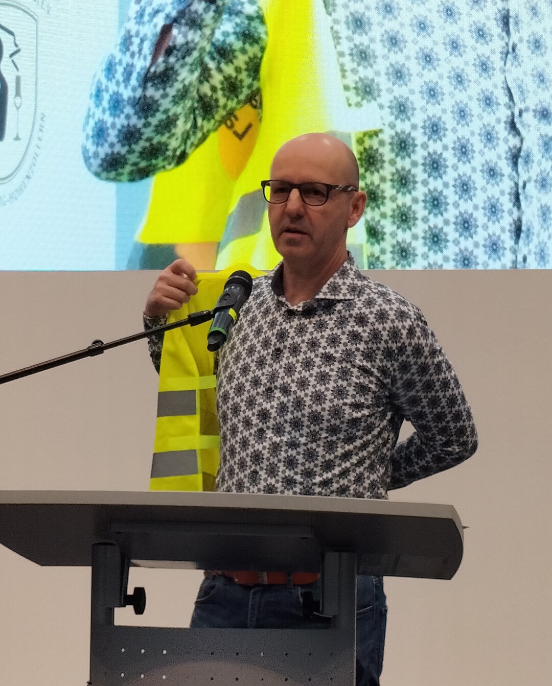 Gelbe Warnwesten als stummer Protest gegen die berbordende Brokratie und die Auflagenflut, unter der der Obstbau zu leiden hat. 