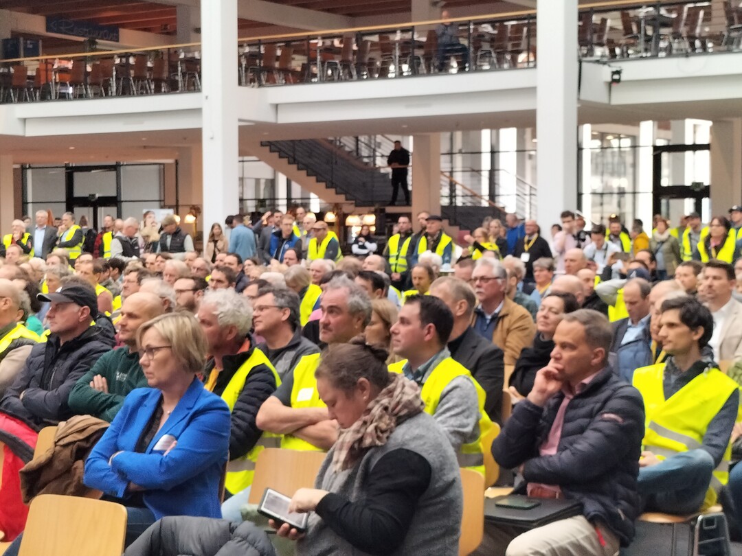 Gelbe Warnwesten als stummer Protest gegen die berbordende Brokratie und die Auflagenflut, unter der der Obstbau zu leiden hat.
