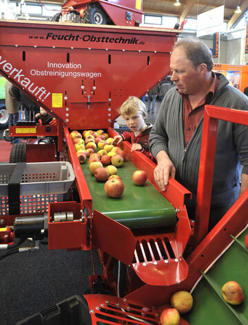 Fachbesucher zeigten groes Interesse an der Maschinenausstellung zum Obstbau.