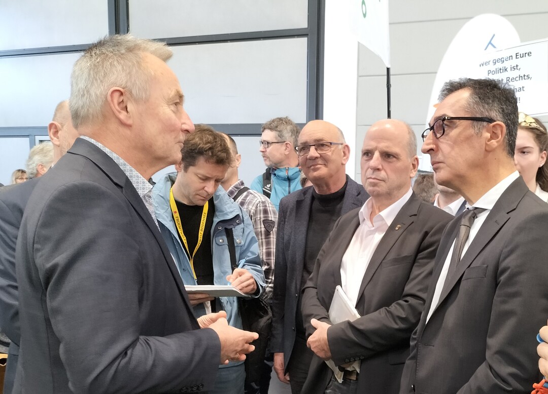 Station am Kompetenzzentrum Obstbau Bodensee (KOB): Geschftsfhrer Dr. Manfred Bchele (l.) erluterte dem Minister die Forschungsvorhaben am KOB, insbesondere zum verminderten Einsatz von Pflanzenschutzmitteln.  