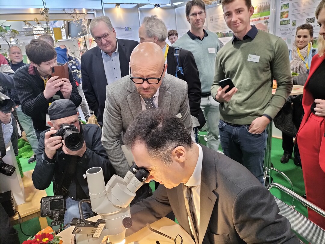 Minister zdemir informierte sich am KOB-Messestand ber den Nachweis von Schdlingen. 