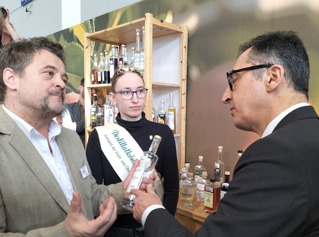 Was gute Destillate auszeichnet, erluterte Andreas Metzler dem Minister am Stand des Verbandes der Klein- und Obstbrenner Sdwrttemberg/Hohenzollern. 