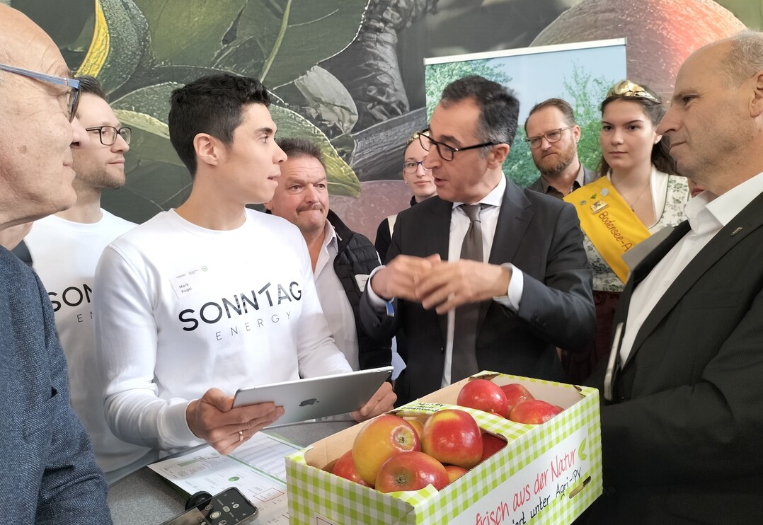 Wo es bei der Agri-PV im Obstbau noch hakt und wie zwingend ntig ausreichende Stromerlse sind, erluterten Vertreter des Maschinenrings Tettnang beim Messerundgang. 