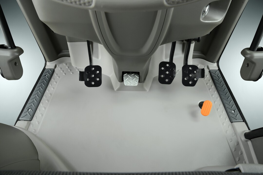 Der ebene Boden in der Fahrerkabine sorgt fr mehr Beinfreiheit.